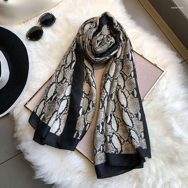 Bufandas 2023 Est algodón serpiente grano estampado flecos bufanda chales mujeres moda largo cálido patrón Hijab Wrap 2 colores