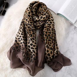 Écharbes 2024 Femmes de luxe Ombre Leopard Dot Silk Feeling Scarf Lady Fashion Print Châles et Wraps Pachmina Foulards Bandana Hijab Snood