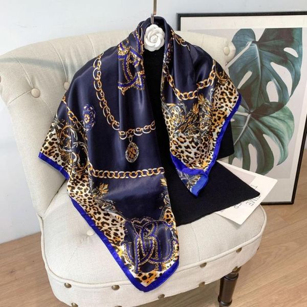 Bufandas de 90 90Cm con estampado de cadena de leopardo para mujer, pañuelo de seda de lujo con sensación de Foulard, chales largos, diadema de invierno, hiyab, venta al por mayor 2023