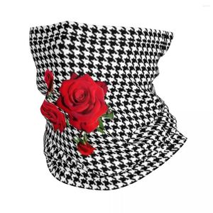 Foulards Motif pied-de-poule noir et blanc avec roses rouges Bandana Cache-cou imprimé Écharpe chaude Balaclava Cyclisme pour hommes femmes