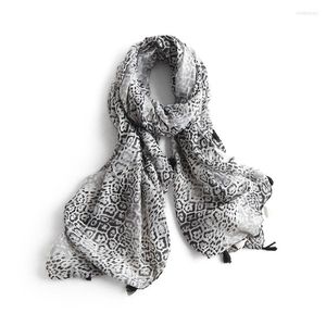 Foulards BQacces noir blanc imprimé léopard coton Voile avec gland dame été foulard en soie serviette de plage femmes 2023 mode