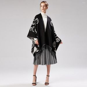 Bufandas Marca Llegada Moda Mujer Invierno Mantón y chales Grueso Manta cálida Bufanda Ponchos negros Capas Rayas Borla Echarpe