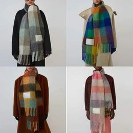 Bufandas Bufanda de diseñador 2023 Moda Europa Último otoño e invierno Bufanda de mujer a cuadros engrosada multicolor con chal a cuadros extendido Pareja bufanda cálida