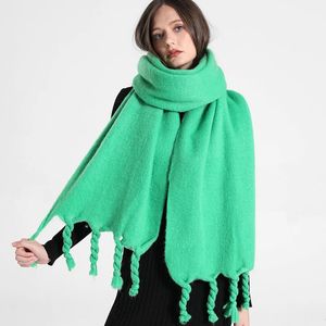 Foulards Mode Vert Mohair Femmes Écharpe D'hiver Épais Chaud Châles Wrap Longue Gland Couverture Foulards Hijab Volé Bufanda Mujer 231216