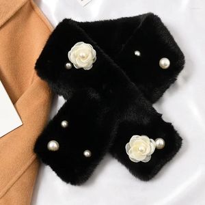 Bufandas coreanas perla flor piel sintética cruz bufanda de felpa mujeres invierno al aire libre a prueba de viento protección del cuello cuello falso chal cálido T61