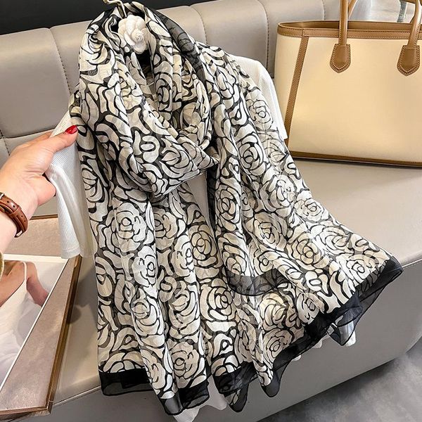 Foulards dames foulard en soie châle longue marque de mode noir et blanc imprimé fleuri cou plage W323