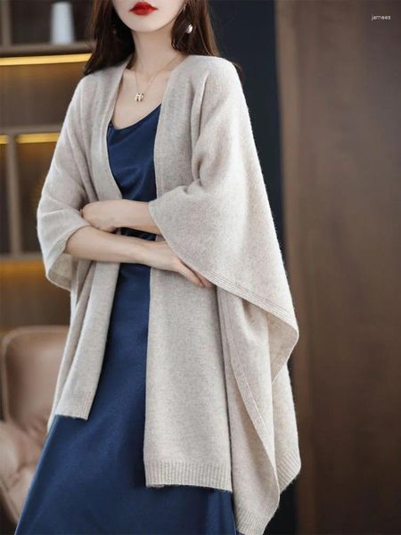 Foulards Grand châle de laine Cardigan Femaletricots épais chaud dans la mode d'extérieur élégant et confortable style vieux argent femmes haut