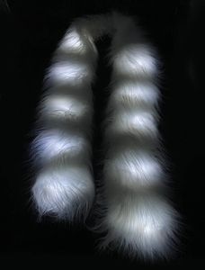 Foulards Light Up LED Fausse Fourrure Boa Furry Glow Fluffy Orné Longue Écharpe Props LED Sac Lumineux Cosplay Décoration D'arbre De Noël Halloween 231121