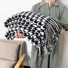 Sjaals Moderne Eenvoudige Gooi Deken Zwart en Wit Houndstooth Decor Sofa Deken Homestay el Bed Handdoek Bed Vlag Zachte Sjaal Kwastje 231214