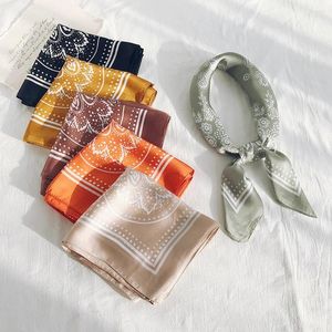 Écharbes cou pour les femmes en soie satin paisley imprimé petits châles de bandana écharpes carré hijab foulard
