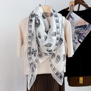 Bufandas Skull Printted Pañuelo cuadrado de seda 140 Mujeres Light Sheer Shawl Primavera Verano Mujer Moda Pañuelo Bandanas