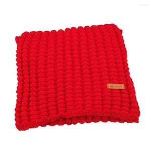 Craquins polyvalents et tendance femelles vintage La grande écharpe est incontournable accessoire de mode tricot hivernal