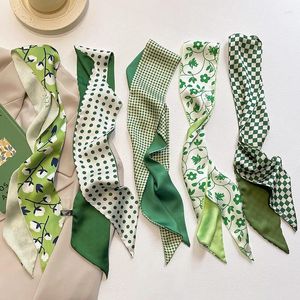 Foulards blanc et vert tendre printemps été longs petits cheveux de femme en soie avec des sacs noués décoratifs.