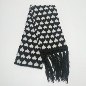 Foulards Hiver Tricoté Écharpe Femmes Mode Noir Blanc Coeur Châle Extérieur Réchauffeur Double-pont Acrylique Wrap avec Glands YD0548 221105