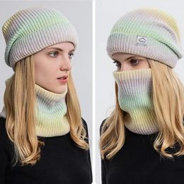 Foulards Femmes Hiver Twopiece Chapeaux tricotés Casquette de couleur dégradée avec écharpe de protection d'oreille chaude épaissie Preuve froide 2024 231012