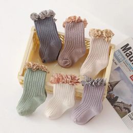 Écharpes Wraps 24 paires dentelle à volants bébé chaussettes courtes filles enfants Plaid arcs style espagnol chaussettes genou haute enfant en bas âge chaussette de noël jambière 231129