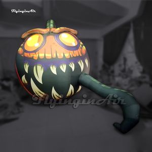 Enge grote opblaasbare Jack-o-lantern verlichte kwade glimlachende Halloween-pompoenhoofdballon met wijnstok voor tuindecoratie