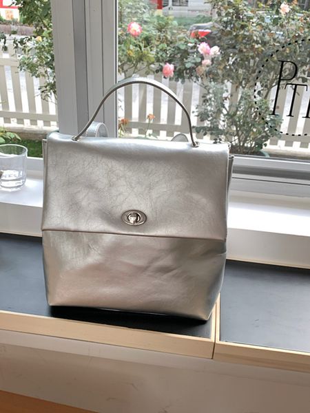 Sacs d'école 2023 Niche Sac à dos Fille Dames Simple Avancé Couleur unie Argent Doux Grande capacité Délicat Design unique Sac femme 230921