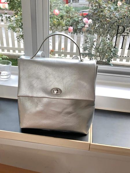 Sacs d'école 2024 Niche Sac à dos Fille Dames Simple Avancée Solide Couleur Argent Doux Grande Capacité Délicate Conception Unique Femmes Sac de banlieue