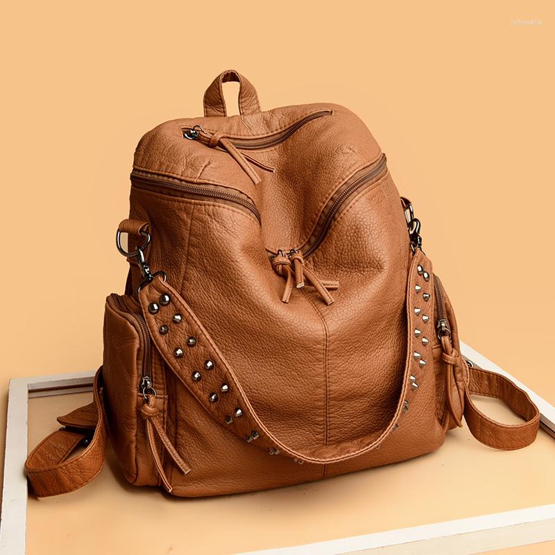 Okul çantaları Yüksek kaliteli perçin yumuşak deri sırt çantaları kadınlar için 2023 moda lüks bayanlar omuz çantası büyük kapasiteli sırt çantası