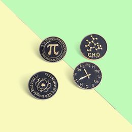 Wetenschap en scheikunde klok wiskundige formule emailpennen periodieke tabel met elementen broches badge sieraden accessoires