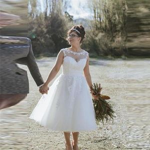 Encolure dégagée dentelle appliques robes de mariée courtes longueur de thé robes de mariée sur mesure pays côté tulle blanc printemps personnalisé P52