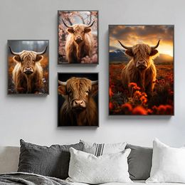 Schotse hooglandkoe in bloemen portret schattige wilde dieren poster canvas schilderen muur kunst foto's huis boerderij decor cadeau