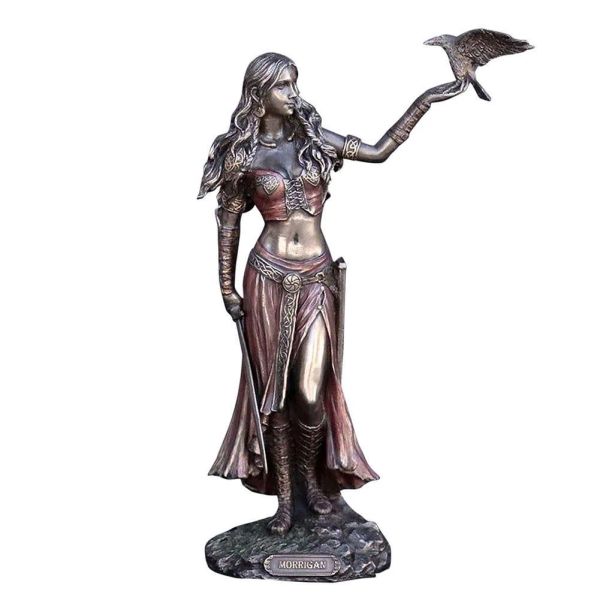 Sculptures Statues en résine de haute qualité de 15 cm Morrigan la déesse celtique de la bataille avec l'épée de corbeau finition en bronze pour la décoration de la maison