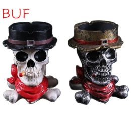 Sculpturen Spooky Buccaneer Asbak: Hars Schedel Standbeeld voor Creatieve Halloween Home Decor Ambachten Standbeeld met Schedel en Asbak Elementen