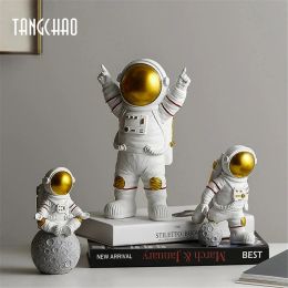 Sculptures TANGCHAO Décor à la Maison Résine Astronaute Figurines Sculpture Décoratif Spaceman avec Lune Modèle Ornement Décorations pour La Maison Statue