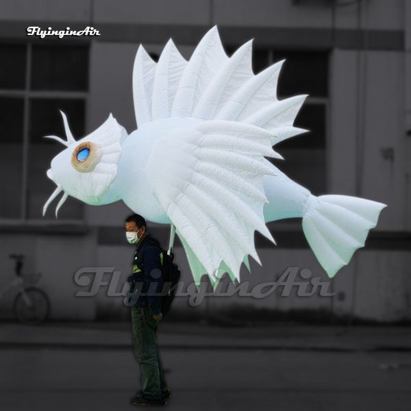 Performance à thème de mer Performance à pied de poisson gonflable Puppet adulte tenant un ballon d'animaux marins soufflant avec une lumière LED pour un événement de carnaval