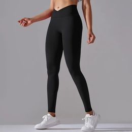 Les jambes longues ultra-minces sans couture croisent les jambes longues hautes et les fesses améliorant la forme physique et les pantalons de mode exécutant des leggings de yoga élastiques 240509