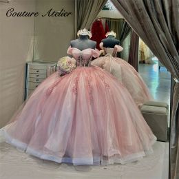 Voir les appliques en dentelle rose clair du corset sur l'épaule des robes de quinceanera pour filles robes de bal de bal.