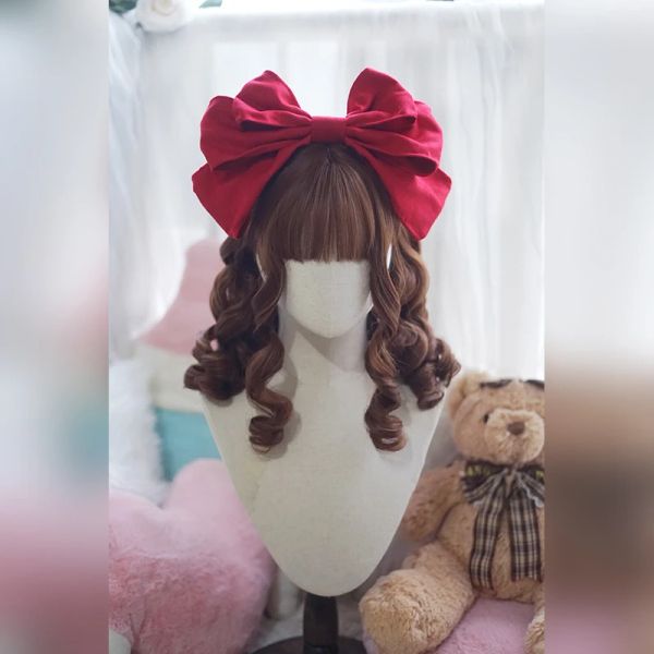 Seeano 40cm Synthetic Short Short Wavy Curly Costplay Wig con Bang Blonde Blanco Rojo Cute Lolita Mujeres Mujeres Halloween Cosplay Femenina