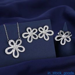 SEIKO Edition Top Brand Vancefe Oree Brings New Five Petal Flower Three Set avec des anneaux de diamant luxueux Colliers de créateurs Logo Logo Grave Boucle d'oreille
