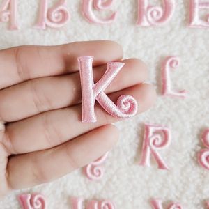 Zelfklevende kleine letters patches applique diy alfabet geborduurde patch voor kinderkledingzakken naaien naam badge accessoires