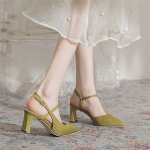 2024 Hot Baotou sandales à talons hauts pour femmes sandales d'été pour femmes croisées avec des chaussures simples pointues style français talon épais noir haut