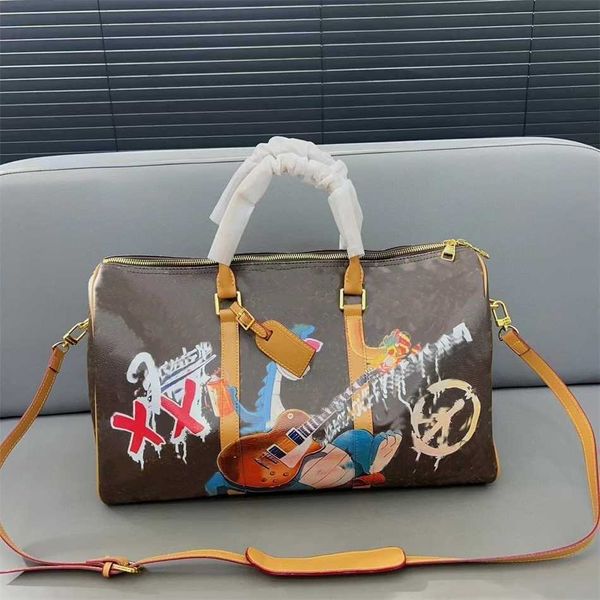 Vendre le sac de voyage vieux classique Femmes Femmes Duffle Sac Men Graffiti Designer Handbag En cuir Bagages Week-end 45 cm Sac fourre-tout de grande capacité 231215