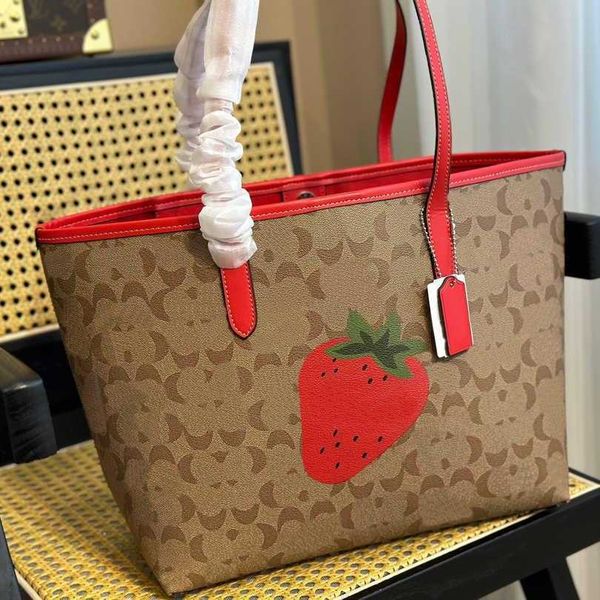 Vender COABAG Strawberry Tote Bag Diseñadores de gran capacidad Bolso C Carta Totes Mujeres Cross Body Bandolera Monedero Bolsos de compras de cuero Carteras 230320