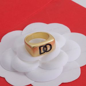 Verkoop als warme broodjes Gouden ring, messing materiaal zwart emaille Alfabet neutrale designerring, gedragen door zowel mannen als vrouwen, Valentijnsdag, cadeau van hoge kwaliteit. groothandel