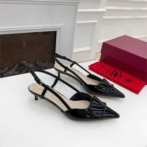 Verkoop zomer sandaal dames metaalleer glanzende hoge hakken vrouw schoenen dunne puntige teen stijl slipper bruidsmeisje sandalen 240228