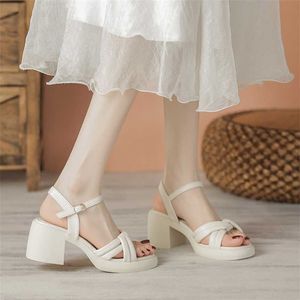 Verkoop dikke Soled Fairy Style Sandals slippers voor vrouwen zomer high-end spons cake met zachte zool verhoogde lijn strap dames schoenen zandhakken 240228
