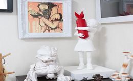 vente Banksy The Bomb hugger avec fille Embrace Peace et The Street art Sculpteur d'art moderne Tabletop Arts modèle décoration2594183