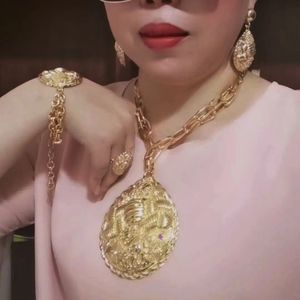 Verkoop van Braziliaanse Dubai Italiaans Gold Compated Jewelry Dames Wedding Party Banket Big Pendant Sets FHK13725 240402