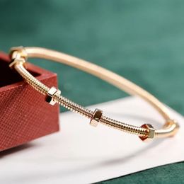 Vendre un bracelet à vis à or rose classique adapté à la température de la mode pour femmes cadeaux de bijoux de luxe de luxe 240513