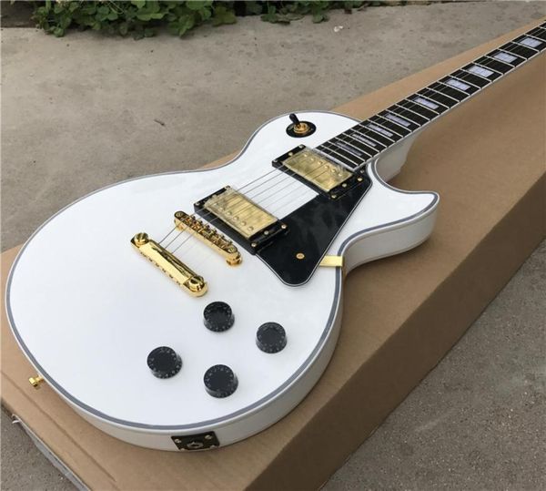 Vendre une guitare électrique personnalisée avec une couleur blanche et un matériel de couleur or