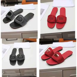 Verkoop van directe heren- en damesontwerper Slippers mode letters hot boor lederen platte sandalen indoor street show leveringskist 35-45 sals originele kwaliteit