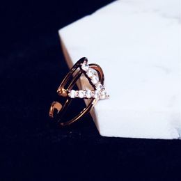 Vente dames exquise personnalité lettre incrustée bague de zirconium tendance de la mode en forme de V bague en or rose couple cadeau bijoux R302w