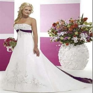 Verkoop van nieuwe elegante witte en paarse geborduurde trouwjurken, mouwloze satijnen rechtersleep, strapless bruidsjurken2962