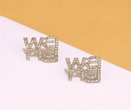 Vendre de nouveaux produits en Corée du Sud Bigbrand Diamondencrusted Lettre boucles d'oreilles Brooches Personnalité de conception Minima4924562